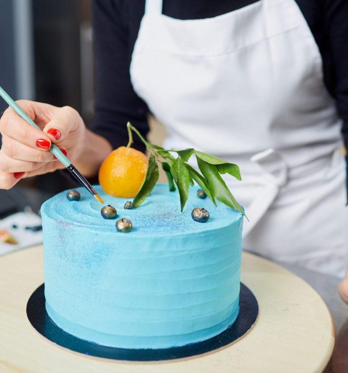 الشكل النهائي لكيكة احترافية مزينة بكريمة الزبدة الكورية بأسلوب المينيماليست - موسوعة كلاسي كيك